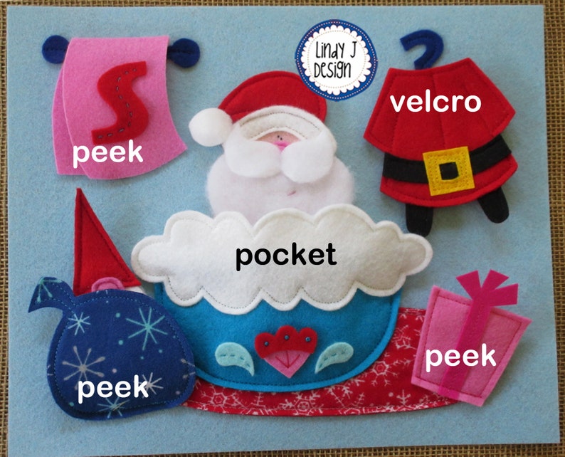 Op de afbeelding: Een kerst-speelset van vilt met een kerstmanfiguur, een rood zakje met klittenband, een blauwe tas met sneeuwvlokken, een roze cadeaudoos en een roze zakje met het woord "peek" erop. De tekst "pocket" staat op de witte wolk boven de kerstman.