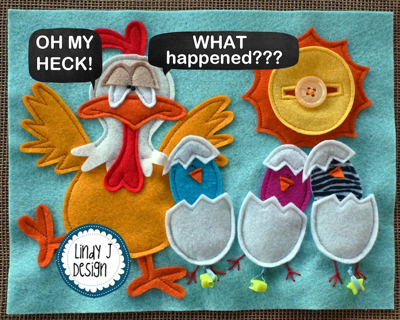 Puede incluir: Una manualidad de fieltro que representa una gallina sorprendida con el texto "Oh my heck!" sobre ella. La gallina est&aacute; rodeada de tres huevos rotos con pollitos dentro. El texto "What happened???" est&aacute; sobre los huevos. El sol est&aacute; en la esquina superior derecha de la imagen.