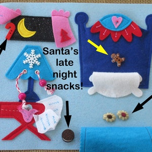 Op de afbeelding: Een vilt speelset dat Santa's late-night snacks afbeeldt. De set bevat een bed, een tafel, een lamp en verschillende etenswaren zoals koekjes, een peperkoekman en een Oreo-koekje. De tekst "Santa's late night snacks!" staat op het vilt.