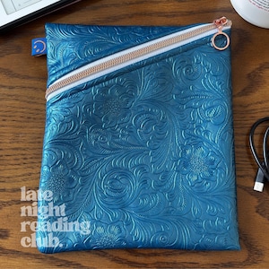 Étui pour Kindle en similicuir gaufré || Cadeaux livresques mignons, Protection lors de vos déplacements, Cousu main, Étui pour liseuse/tablette, Housse de livre élégante, Personnalisé