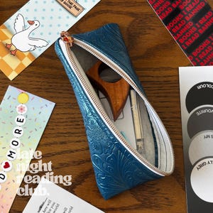 Pochette pour accessoires en similicuir gaufré || Cadeaux livresques mignons, annotation, sac à lunettes, pochette pour livre élégante, personnalisation