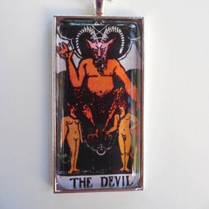 Carta del tarot "El diablo" colgante de azulejos de vidrio 1x2", engastado de plata o bronce antiguo con bola de 20 "y cadena de cuentas, ¡su elección!