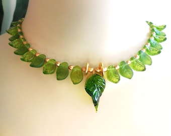 Green Twisted Leaf necklace, glass leaves, gold, Spring/Summer, 17", Czech glass beads, handmade, customizable size, versatile, Retro, gift!