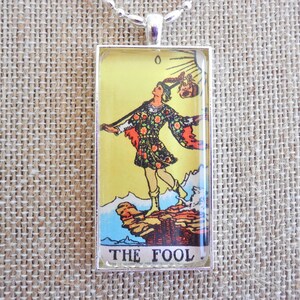 Tarotkaart "The Fool" glazen tegelhanger 1x2", zilveren of antiek bronzen zetting met 20" kogel- en kralenketting, Rider-Waite, Mystiek,