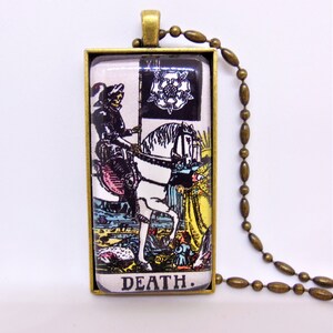 Carta de tarô "Morte" pingente de azulejo de vidro 1x2", configuração em prata ou bronze antigo com bola de 20" e corrente de contas, sua escolha!
