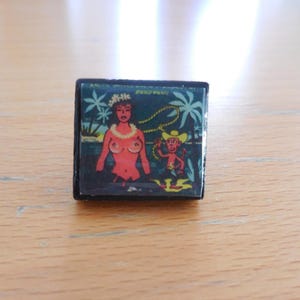 Pago Pago, Tiki Bar Krawattennadel/Anstecknadel! Schwarzer Scrabble-Fliesenpin mit den beliebtesten Tiki-Etablissements, Tiki-Kultur, Tiki-Oase