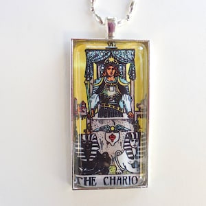 Tarotkaart "The Chariot" glazen tegel hanger 1x2", zilveren zetting of antiek brons met 20" bal en kralenketting, uw keuze!