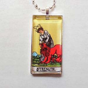 Carte de tarot « Force » pendentif carreau de verre 1x2 », sertissage argent ou bronze antique avec chaîne à billes et perles de 20 », à vous de choisir!