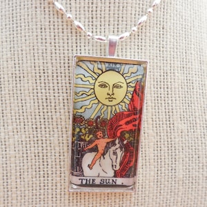 Colgante de mosaico de vidrio con la carta del Tarot "El Sol" de 1 x 2 pulgadas, engaste de plata o bronce envejecido con cadena de bolas y cuentas de plata o bronce de 20 pulgadas