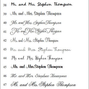 Peut inclure: Sur un fond blanc, plusieurs exemples de texte en cursive sont pr&eacute;sent&eacute;s. Chaque ligne indique "Mr. and Mrs. Stephen Thompson" dans diff&eacute;rentes polices et styles. Le texte est noir, avec certaines lignes en gras.