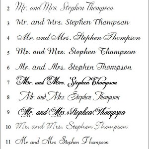 Peut inclure: Sur fond blanc, douze exemples de l'inscription "Mr. and Mrs. Stephen Thompson" en &eacute;criture cursive. Chaque ligne pr&eacute;sente une police diff&eacute;rente, id&eacute;ale pour faire-part de mariage ou papeterie personnalis&eacute;e.