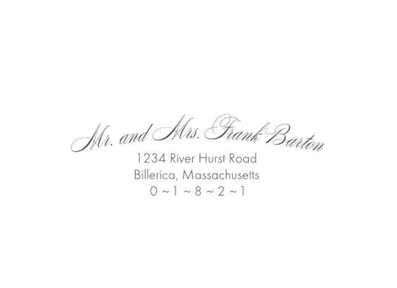 Peut inclure: Sur fond blanc, texte en &eacute;criture &eacute;l&eacute;gante : "Mr. and Mrs. Frank Barton", suivi d'une adresse : 1234 River Hurst Road, Billerica, Massachusetts, et un code postal.