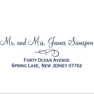 Peut inclure: Carte blanche avec texte manuscrit bleu marine. Le texte indique &laquo;&nbsp;Mr. and Mrs. James Sampson&nbsp;&raquo; au-dessus de l'adresse &laquo;&nbsp;Forty Ocean Avenue, Spring Lake, New Jersey 07762&nbsp;&raquo;. Le design comprend un ornement d&eacute;coratif.