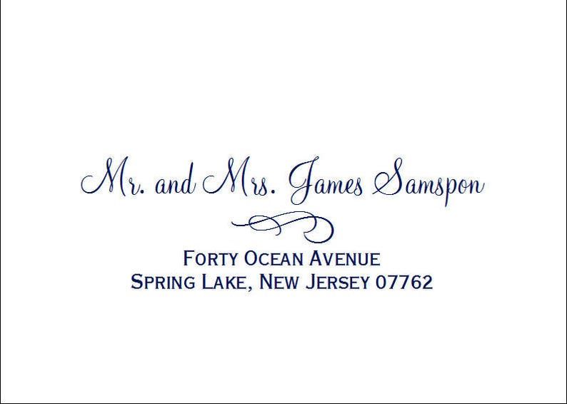 Peut inclure: Carte blanche avec texte manuscrit bleu marine. Le texte indique &laquo;&nbsp;Mr. and Mrs. James Sampson&nbsp;&raquo; au-dessus de l'adresse &laquo;&nbsp;Forty Ocean Avenue, Spring Lake, New Jersey 07762&nbsp;&raquo;. Le design comprend un ornement d&eacute;coratif.