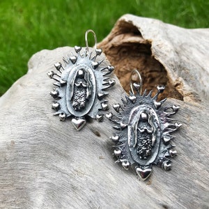 Pendientes colgantes artesanales hechos a mano de plata de ley Madonna virgen María Guadalupe