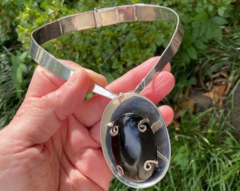 Gargantilla modernista de obsidiana y plata de ley