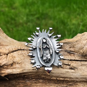 Colgante de la Virgen Guadalupe de plata de ley hecho a mano para collar