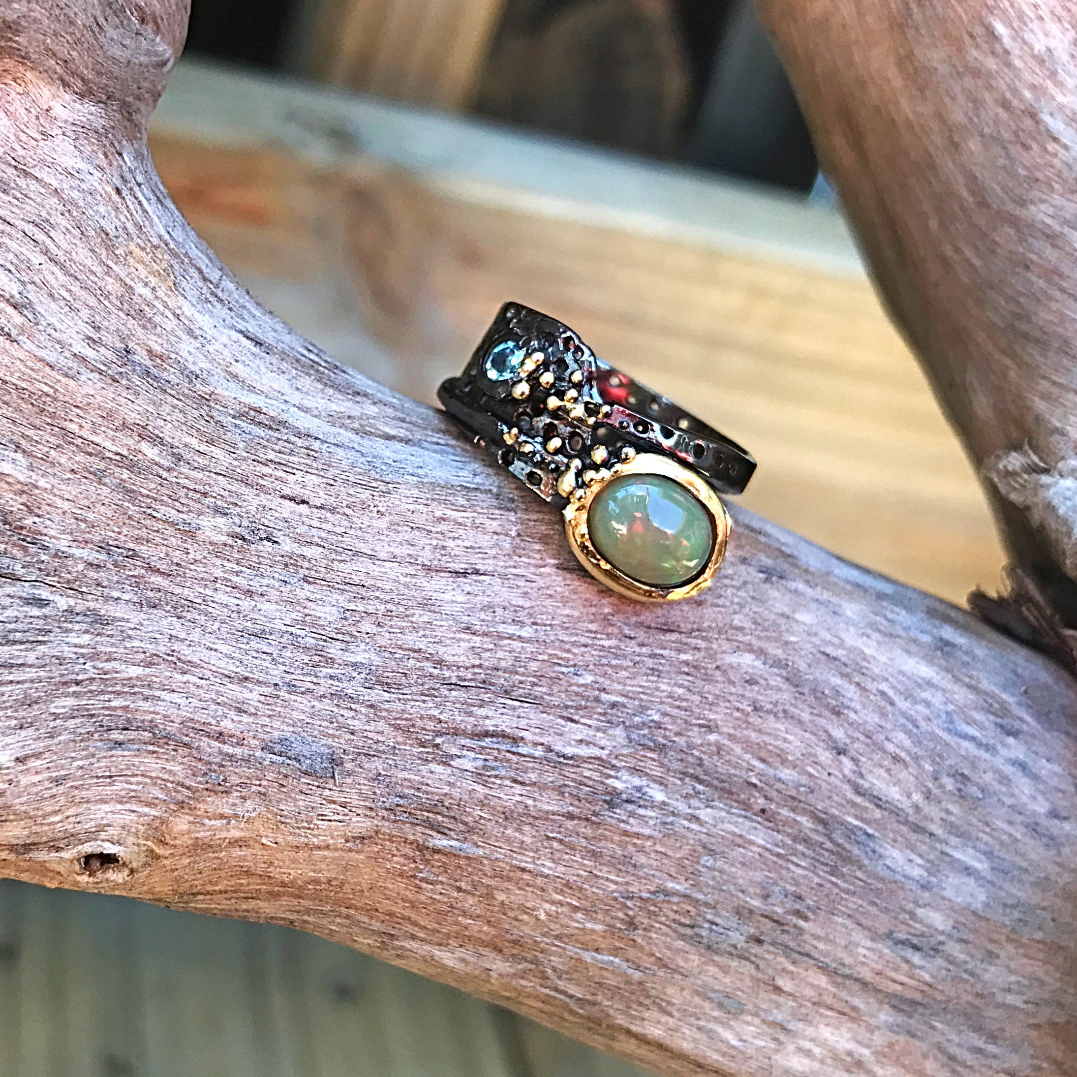 Anello in opale di fuoco lavanda