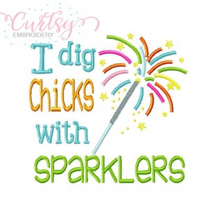 Op de afbeelding: Borduurwerk met de tekst "I dig chicks with sparklers" en een kleurrijke vuurwerkster.