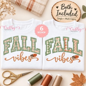 Può includere: Due magliette bianche con la scritta FALL vibes ricamata. La maglietta a sinistra presenta motivi a quadri, mentre quella a destra mostra motivi misti tra cui vichy, fiori e pois. Entrambe includono una grafica a forma di ghianda.