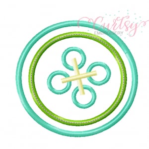 Op de afbeelding: Een turquoise en groene knoop met een klavertje vier ontwerp. De knoop heeft een wit centrum en een gele omtrek.