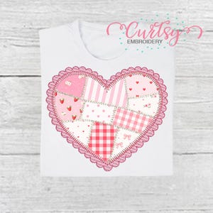 Op de afbeelding: Wit T-shirt met een groot, roze patchwork hartontwerp. Het hart is gevuld met verschillende roze patronen, waaronder strepen, stippen en ruitjes. Het ontwerp is omlijnd met een geschulpte rand. De tekst "Curtsy Embroidery" staat in de rechterbovenhoek.
