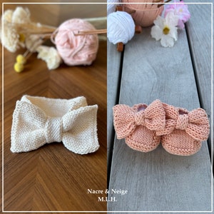 Puede incluir: Dos pares de botines de bebé tejidos con un diseño de lazo. Un par es blanco y el otro es melocotón.