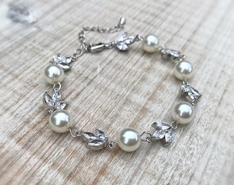 Pearl bracelet, pearl bridal jewelry, bridesmaid gift, wedding bracelet, zirconia bracelet, lobster clasp bracelet