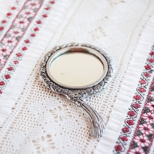 Petit miroir, métal blanc, à la main tenu, rétro vintage, fleur couronne, guirlande de fleurs, de l’usine design, Mid-century des années 1960, la princesse conte de fées