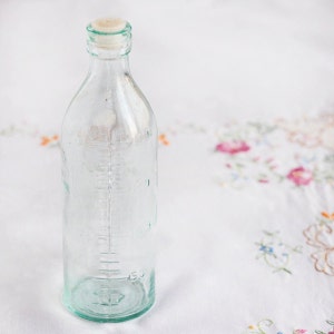 Vintage baby bottle_retro melk glass_feeding bottle_transparent bottle_rustic kind room_nursery display item_cottage chique decor meten