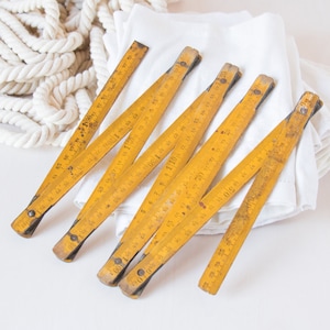 Régua dobrável amarela, ferramenta vintage, régua métrica de carpinteiro, metal enferrujado vintage, 178 cm, decoração industrial retrô, zig zag
