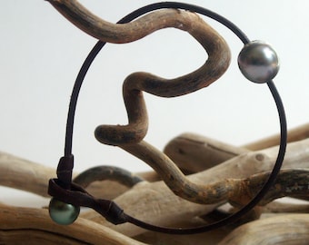 Man bracelet with two genuine black tahitian pearls on leather. Very masculine and high quality materials