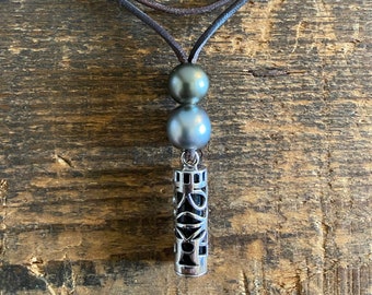 Collana due perle di Tahiti e Tiki di Tahiti in argento su pelle australiana per uomo o donna