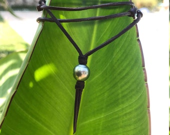 Perla de Tahití semicircular sobre cuero - Collar de mujer - Perla de Tahití sobre cuero australiano, collar único hecho a mano con materiales de calidad