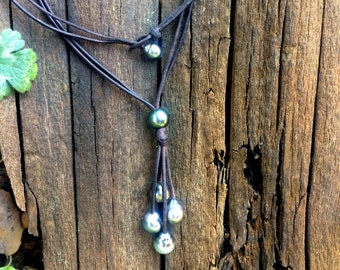 Perles de Tahiti sur cuir collier long femme perles de Tahiti et cuir australien marron foncé. Pièce unique.