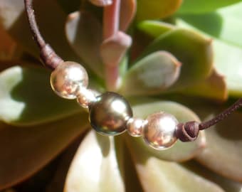 Tahitian pearl, silver beads on leather - adjustable woman bracelet