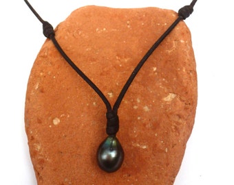 Tahitian pearls necklace on leather - woman choker with beautiful black pearl, minimalist style