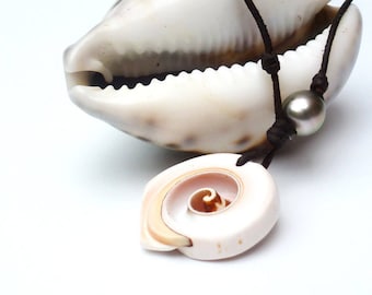 Tahitian pearl and conch shell necklace for woman on leather certified black pearl necklace.