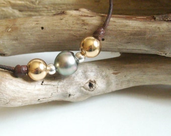 Genuine Tahitian pearl with gold filled and silver sterling 925 beads bracelet. Unisex jewel, hancrafted and adjustable in size.