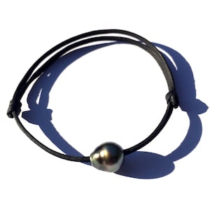 bracelet ajustable en taille perle de tahiti
adjustable tahitian pearl 
tahitian pearl and leather simple bracelet
minimalist bracelet perle noir cuir