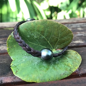 Superba perla di Tahiti su pelle intrecciata marrone scuro, chiusura in perla di Tahiti, bracciale unico e raffinato per uomo o donna