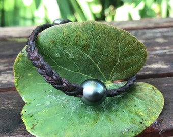 Magnífica perla de Tahití sobre cuero trenzado de color marrón oscuro, cierre de perla de Tahití, pulsera única y refinada para hombre o mujer.