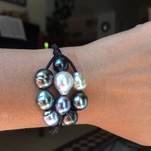 Perle di Tahiti e perle australiane su pelle australiana - per donna, stile hippie chic, mix di perle dei Mari del Sud