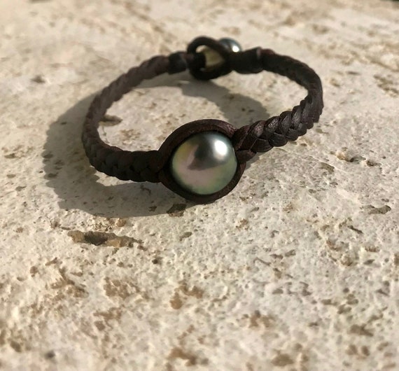 Bracelet for women with Tahitian pearls on a beautiful braided leather. Handmade in France, high quality products.