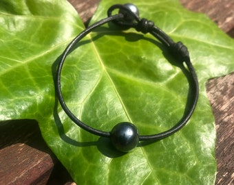 Tahitian pearl, unisex bracelet, hand rolled leather, adjustable size, black pearl bracelet, leather pearl bracelet