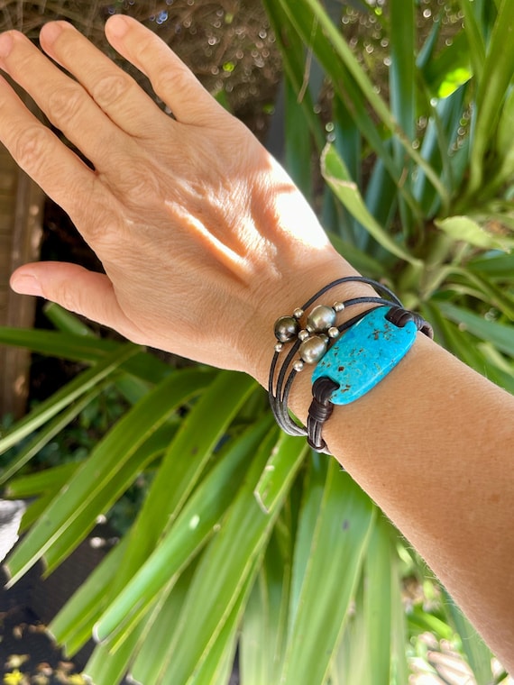 Adjustable bracelet with a beautiful Tahitian pearl and silver on leather. Choose from the 3 bracelets shown!