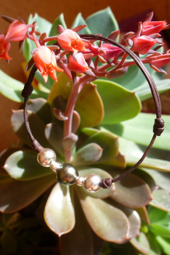 Tahitian pearl, silver beads on leather - adjustable woman bracelet