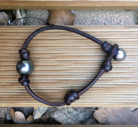 Man bracelet with two genuine tahitian pearls. Very masculine, surfer style