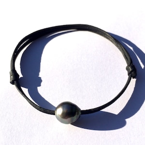 bracelet ajustable en taille perle de tahiti
adjustable tahitian pearl 
tahitian pearl and leather simple bracelet
minimalist bracelet perle noir cuir