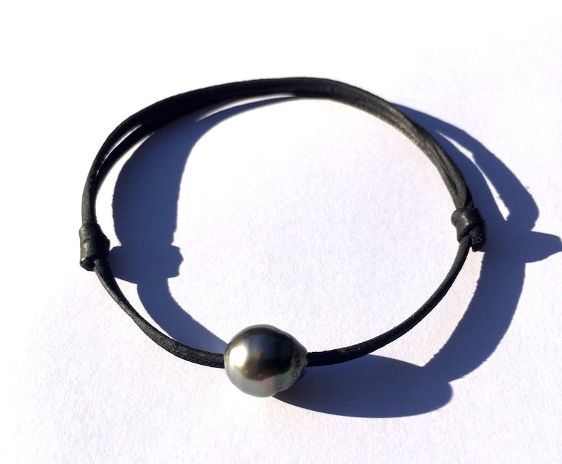 bracelet ajustable en taille perle de tahiti
adjustable tahitian pearl 
tahitian pearl and leather simple bracelet
minimalist bracelet perle noir cuir